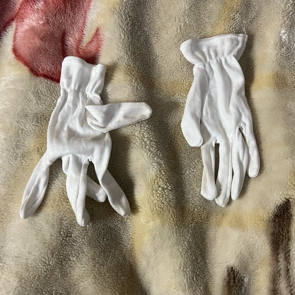 White cartoon vintage gloves
